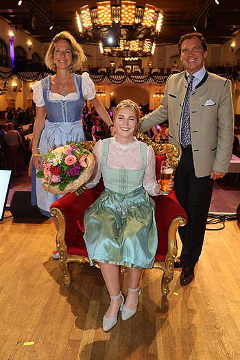 Bayerische Bierkönigin 2024/2025 Linnea Klee wurde gekrönt am 16.05.2024 im Löwenbräukeller, hinter ihr Umberto Freiherr von Beck-Peccoz mit Frau Gwendolyn von der Brauerei Kühlbach (©Foto: Martin Schmitz)